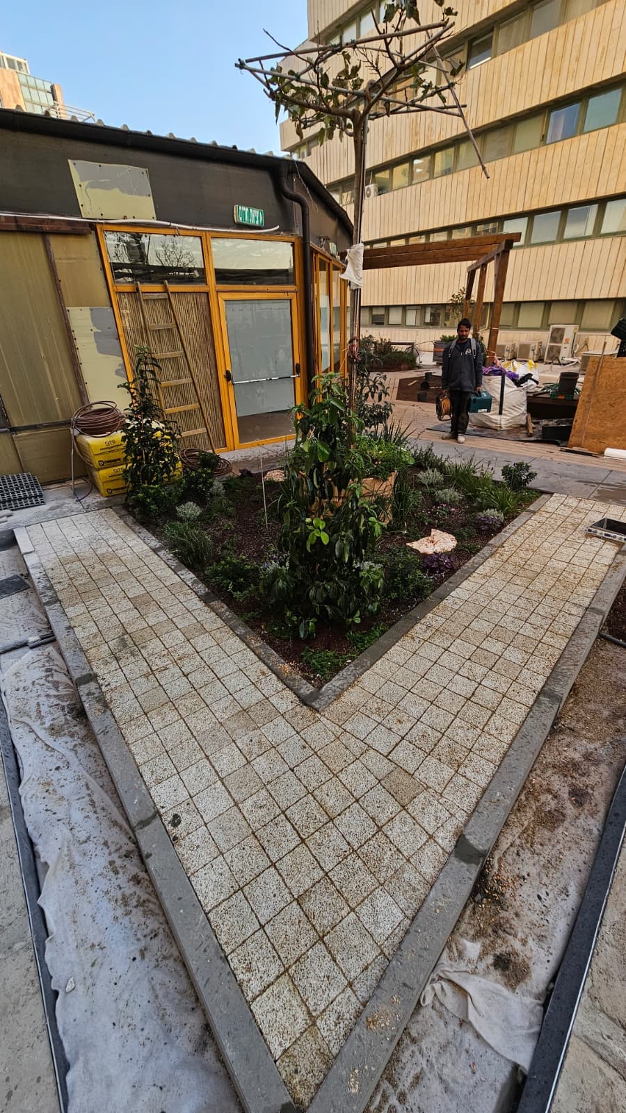 Blue-green roof with SmartFlow stormwater management in urban context