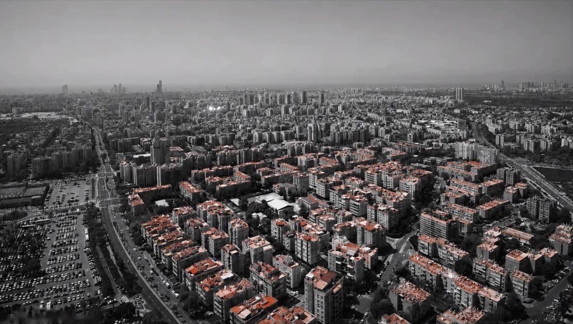 Vista aérea de una ciudad densa, con las cubiertas destacadas como recurso urbano