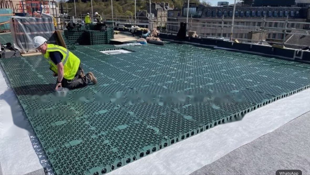 Capa de retención de una cubierta azul durante su instalación en un techo plano