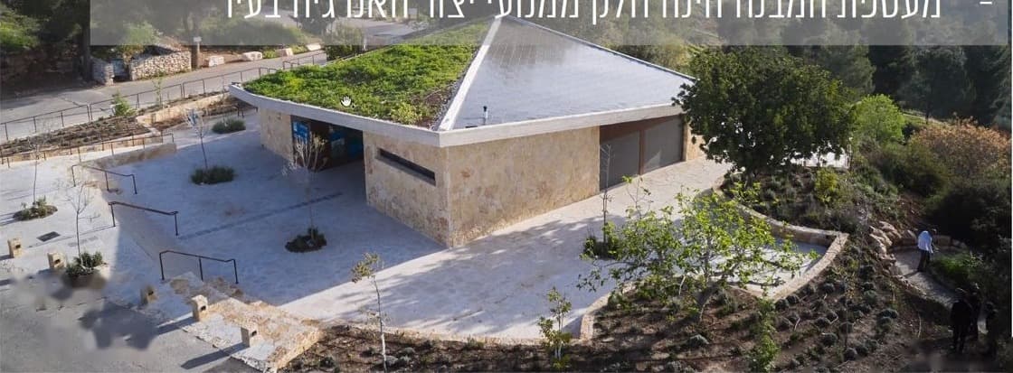 Edificio público con una cubierta combinada verde y solar